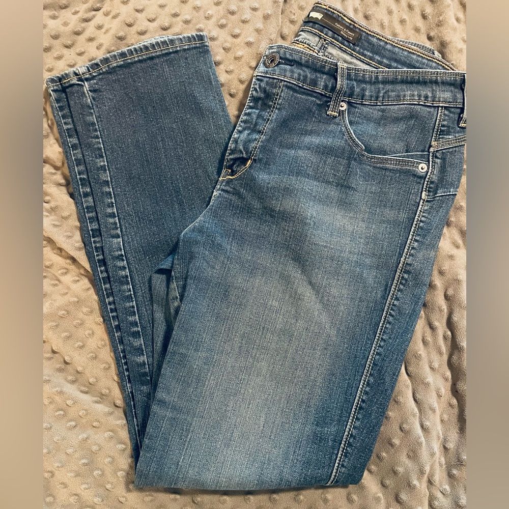 Levi’s Flatters & Flaunts Skinny Leg